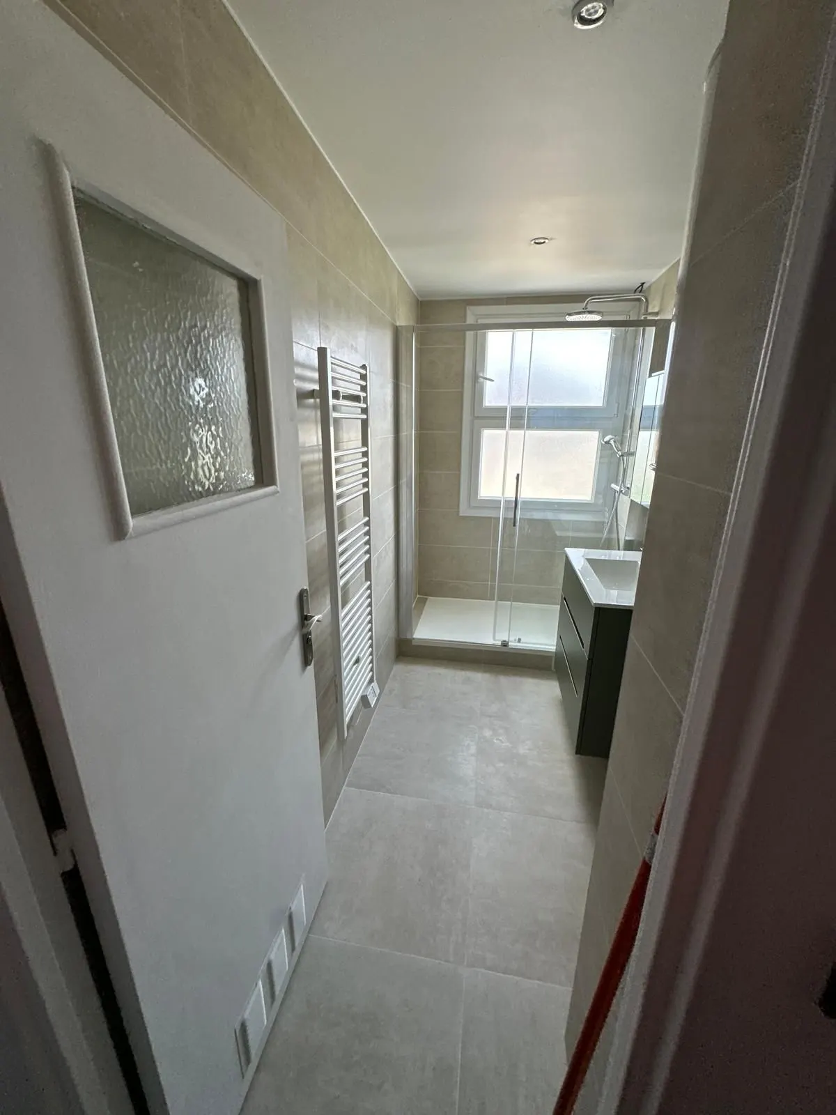 Salle d'eau en fin de chantier avec douche vitrée