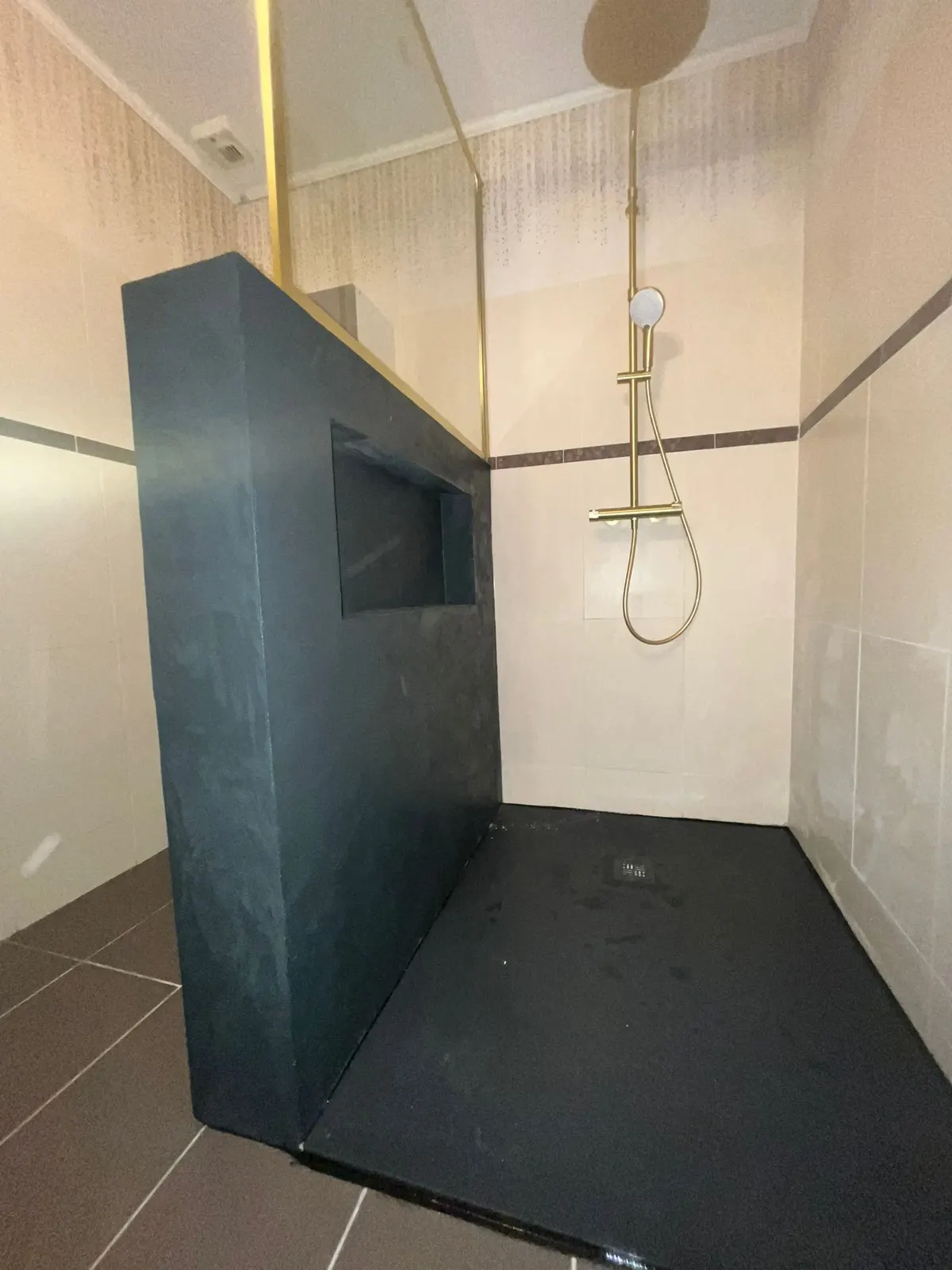 Douche à l'italienne avec receveur ardoise et niche murale