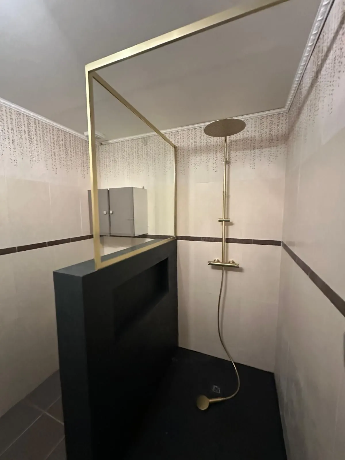 Douche à l'italienne, receveur ardoise et colonne laiton