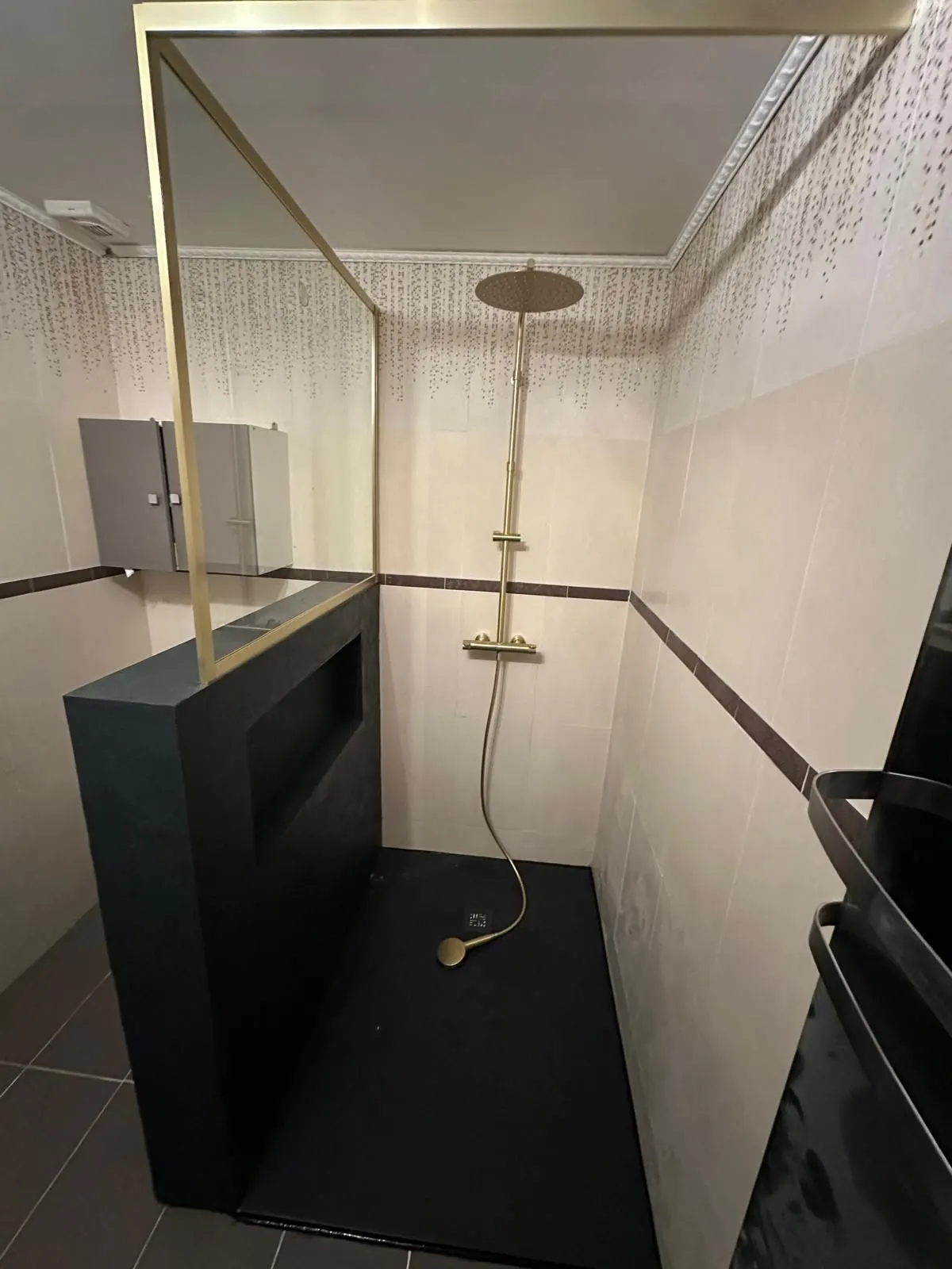 Douche à l'italienne terminée, receveur ardoise