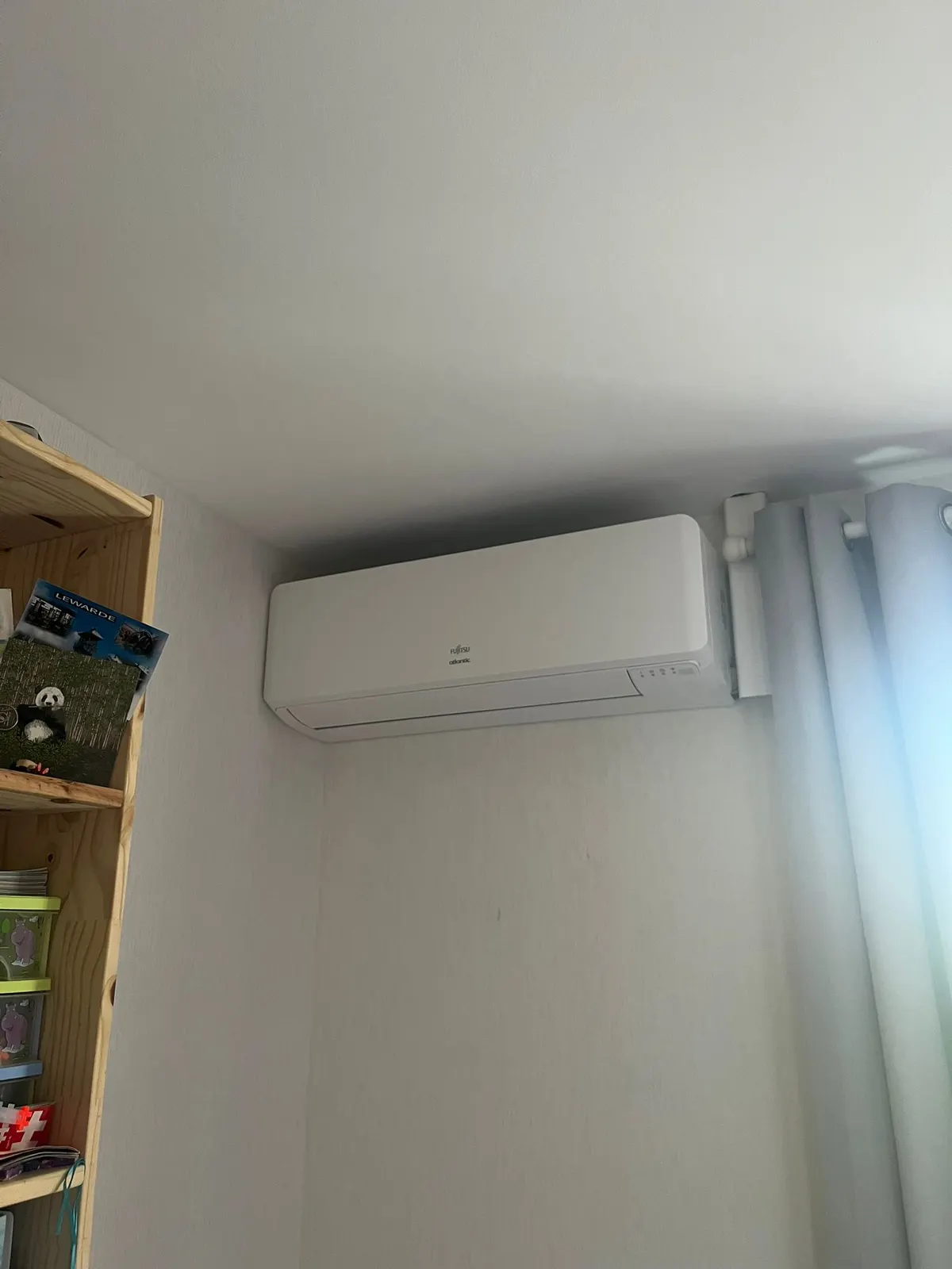 Unité murale Fujitsu au-dessus d'un radiateur