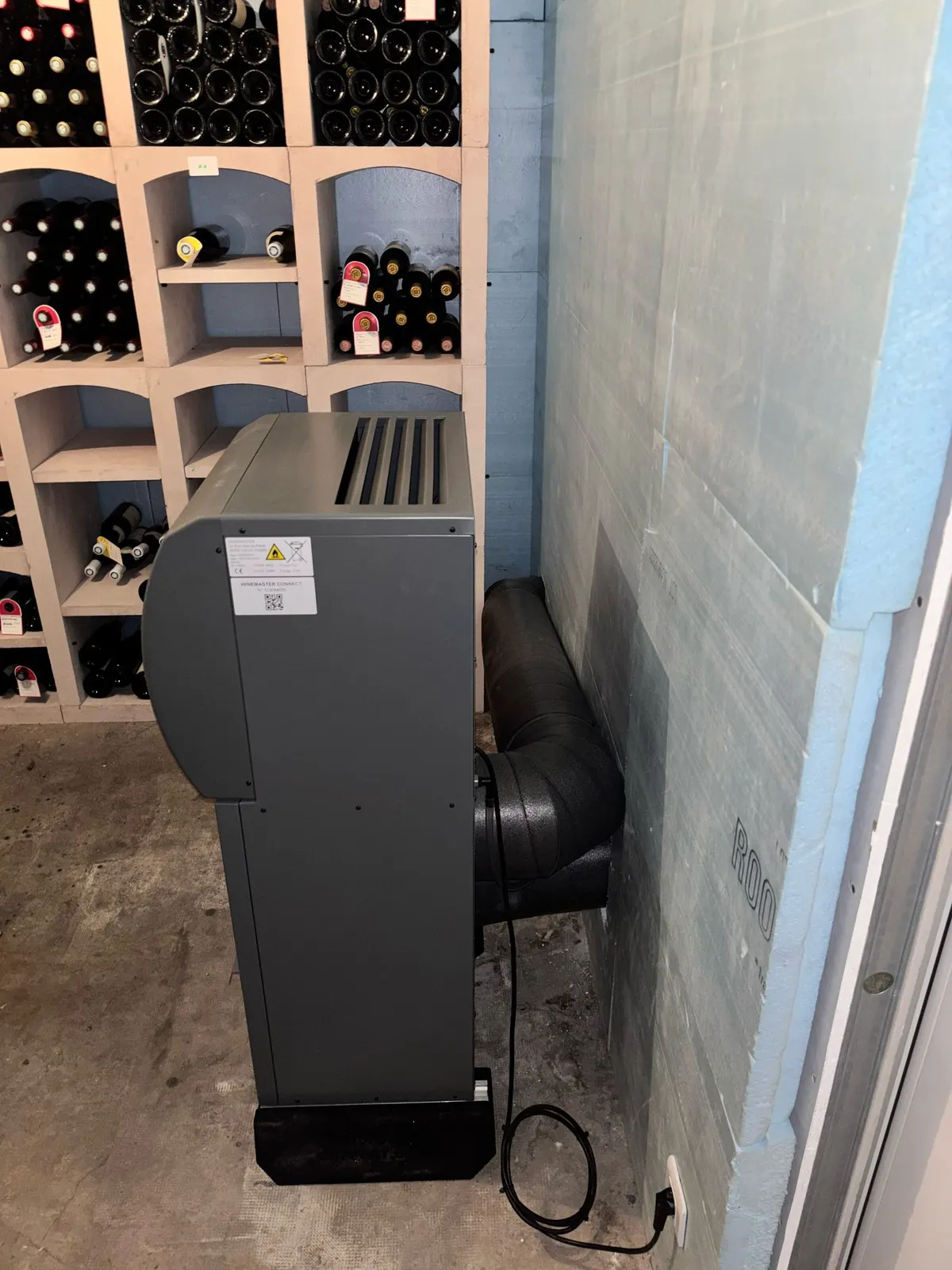 Groupe de froid dans une cave à vin