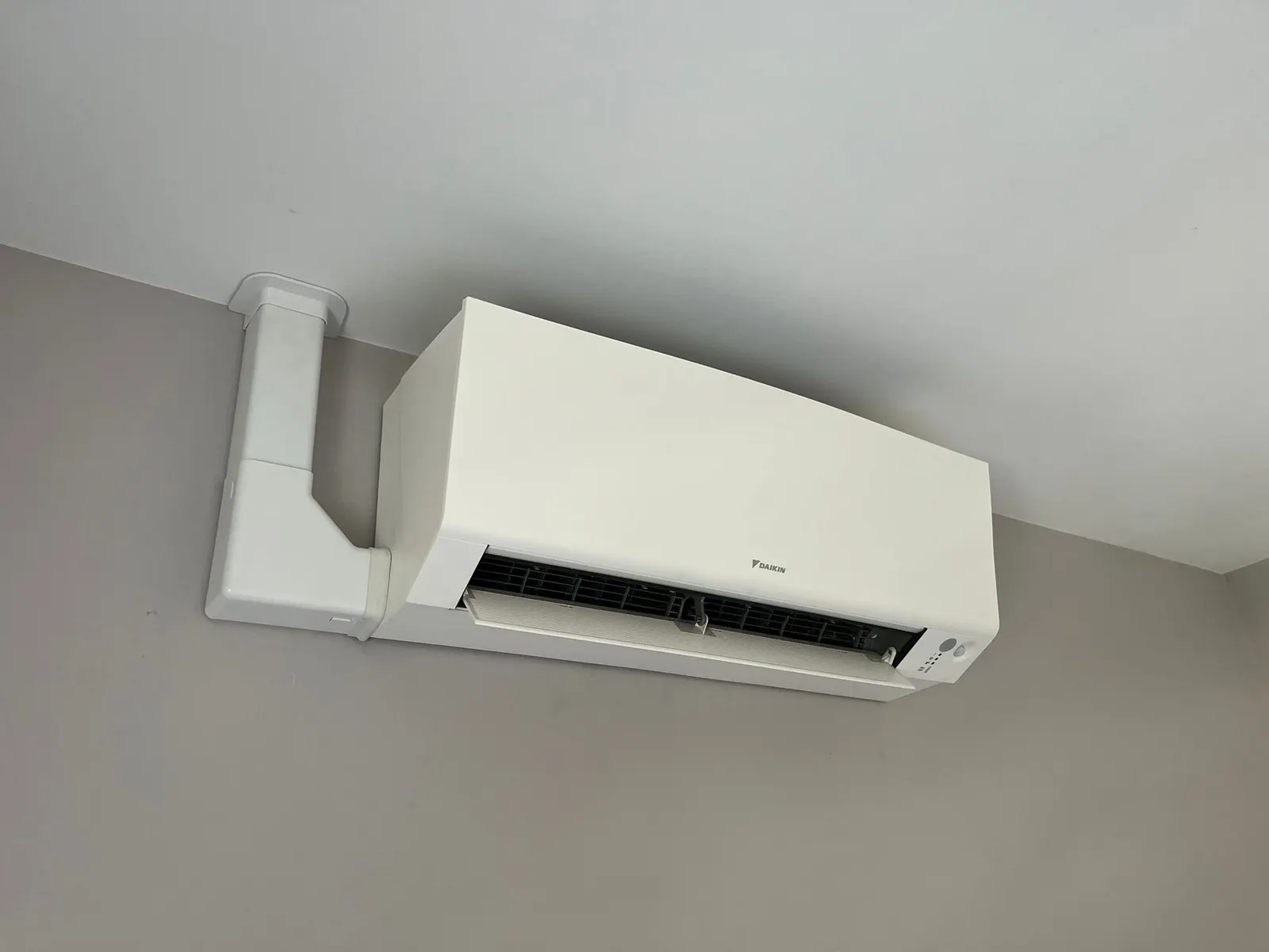 Climatiseur Daikin posé en angle de pièce