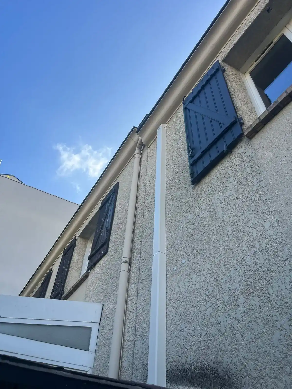 Groupe extérieur fixé sur une façade