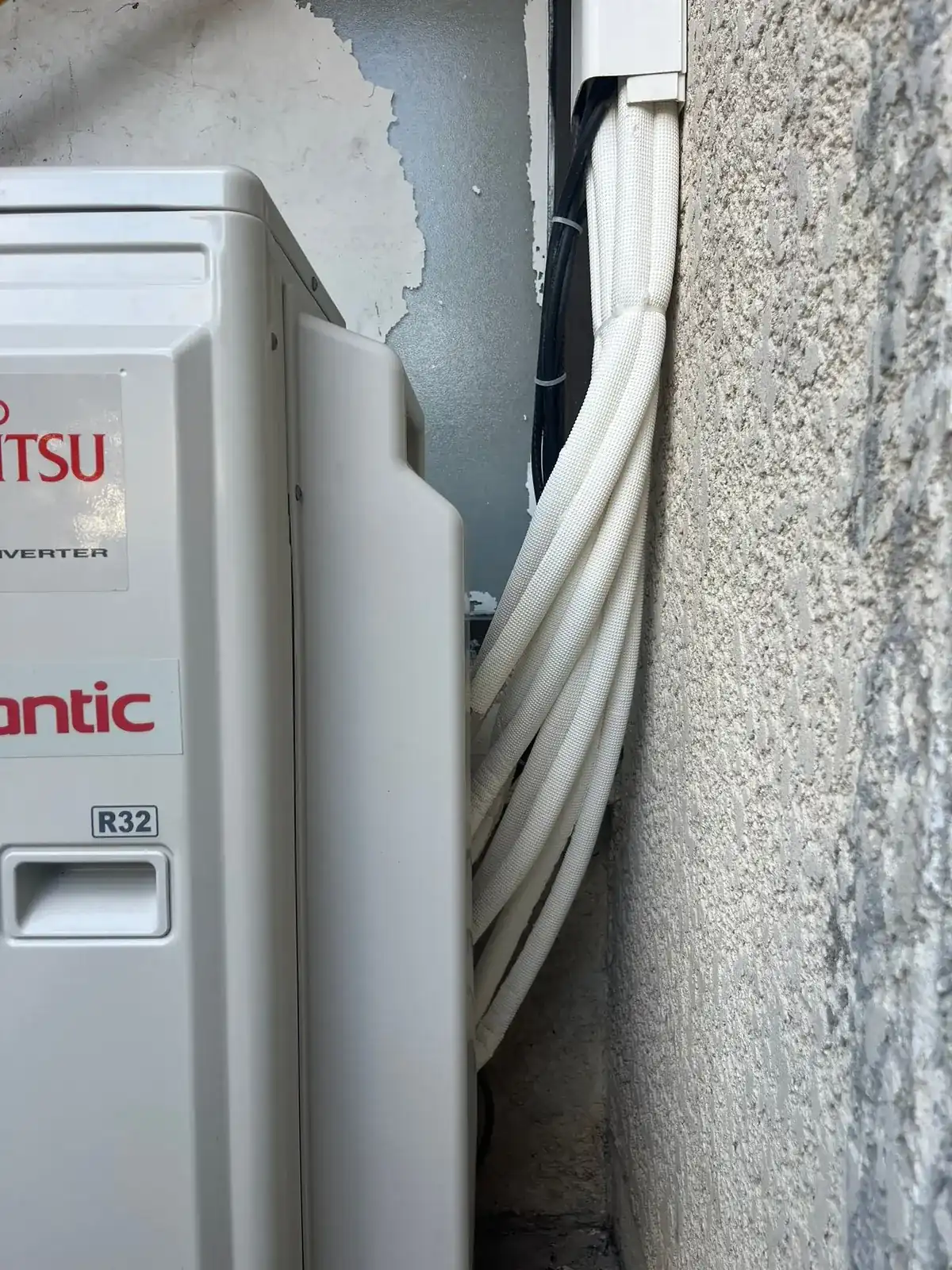 Groupes extérieurs Fujitsu et Atlantic le long d'un mur