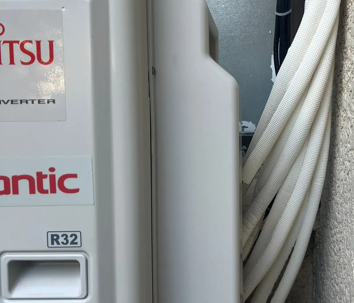 Étiquette Atlantic et Fujitsu Inverter sur un groupe extérieur que nous avons posé