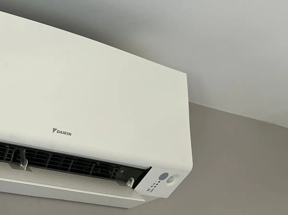 Nom Daikin lisible sur un split mural que nous avons posé