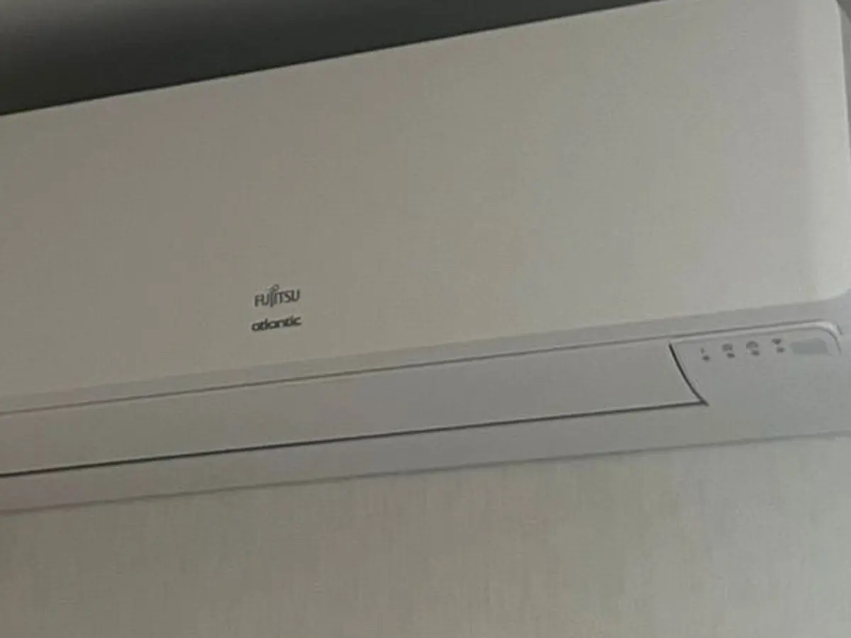 Nom Fujitsu lisible sur un split mural que nous avons posé