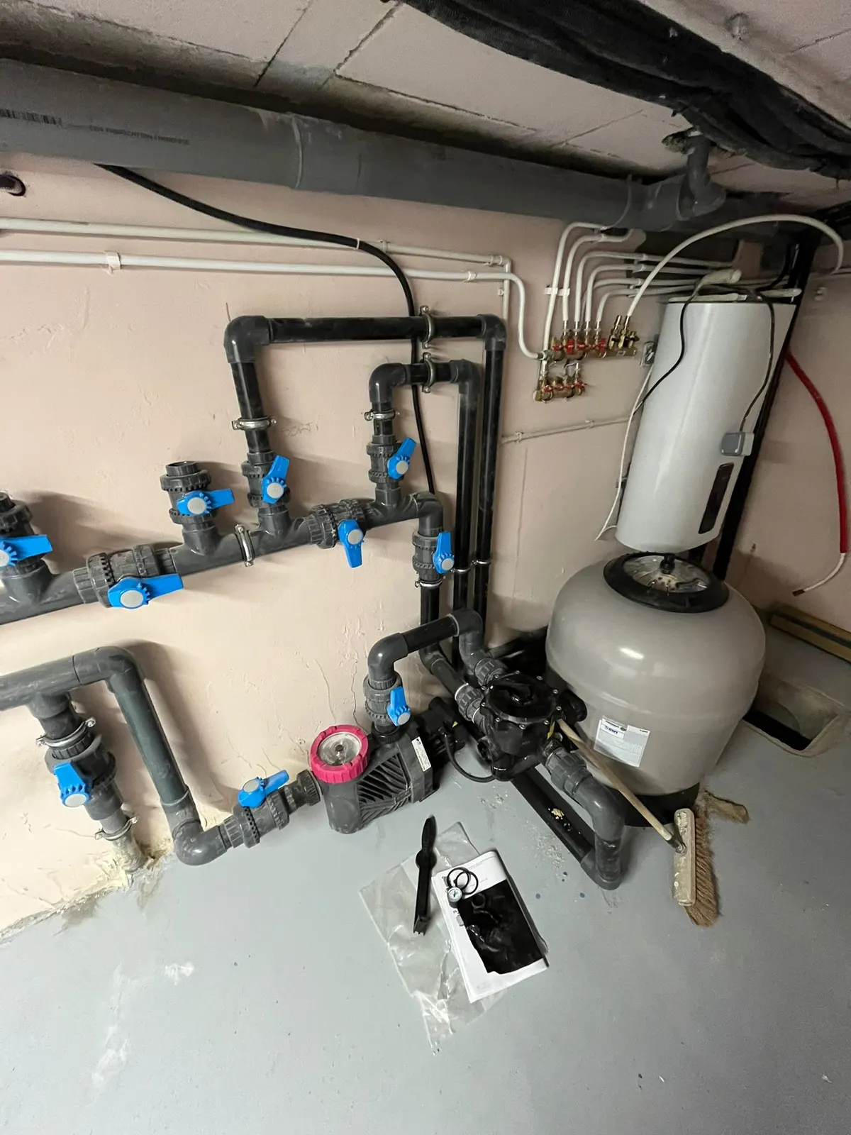 Réseau PVC pression et vannes dans un local technique