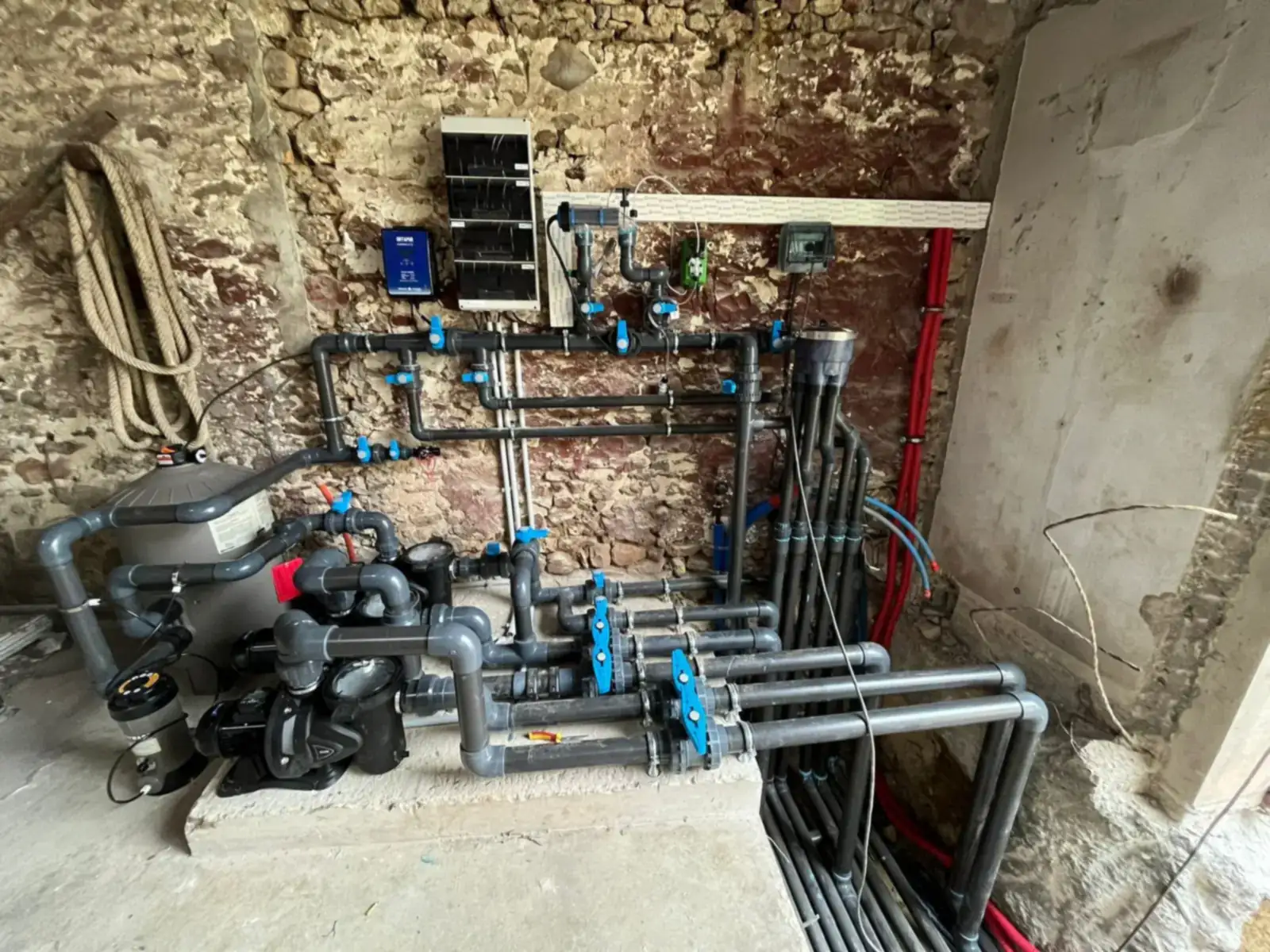 Filtration et manifold dans un local technique de piscine