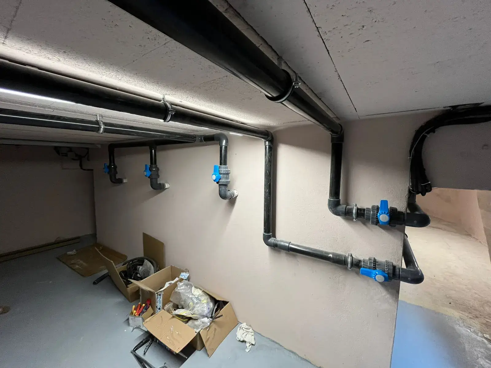 Réseau acier repris au plafond d'un sous-sol