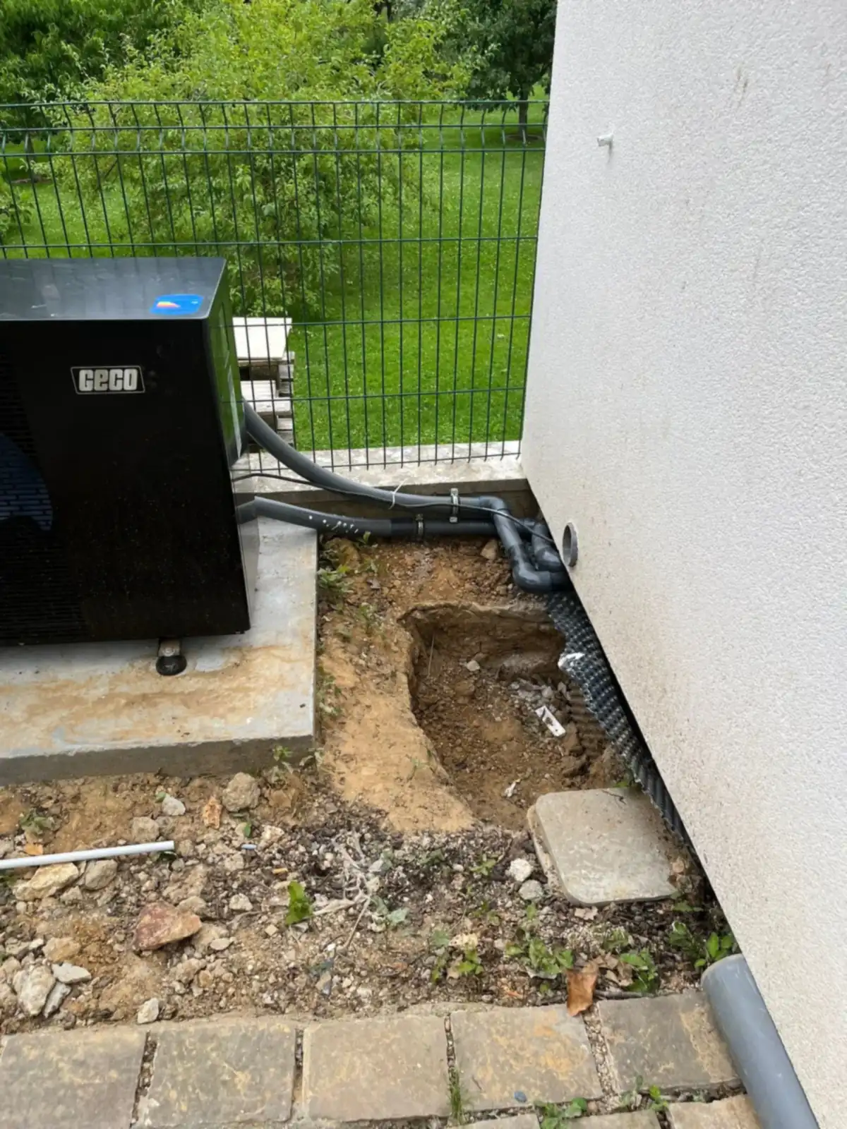 Tranchée et passage de réseau le long d'une façade
